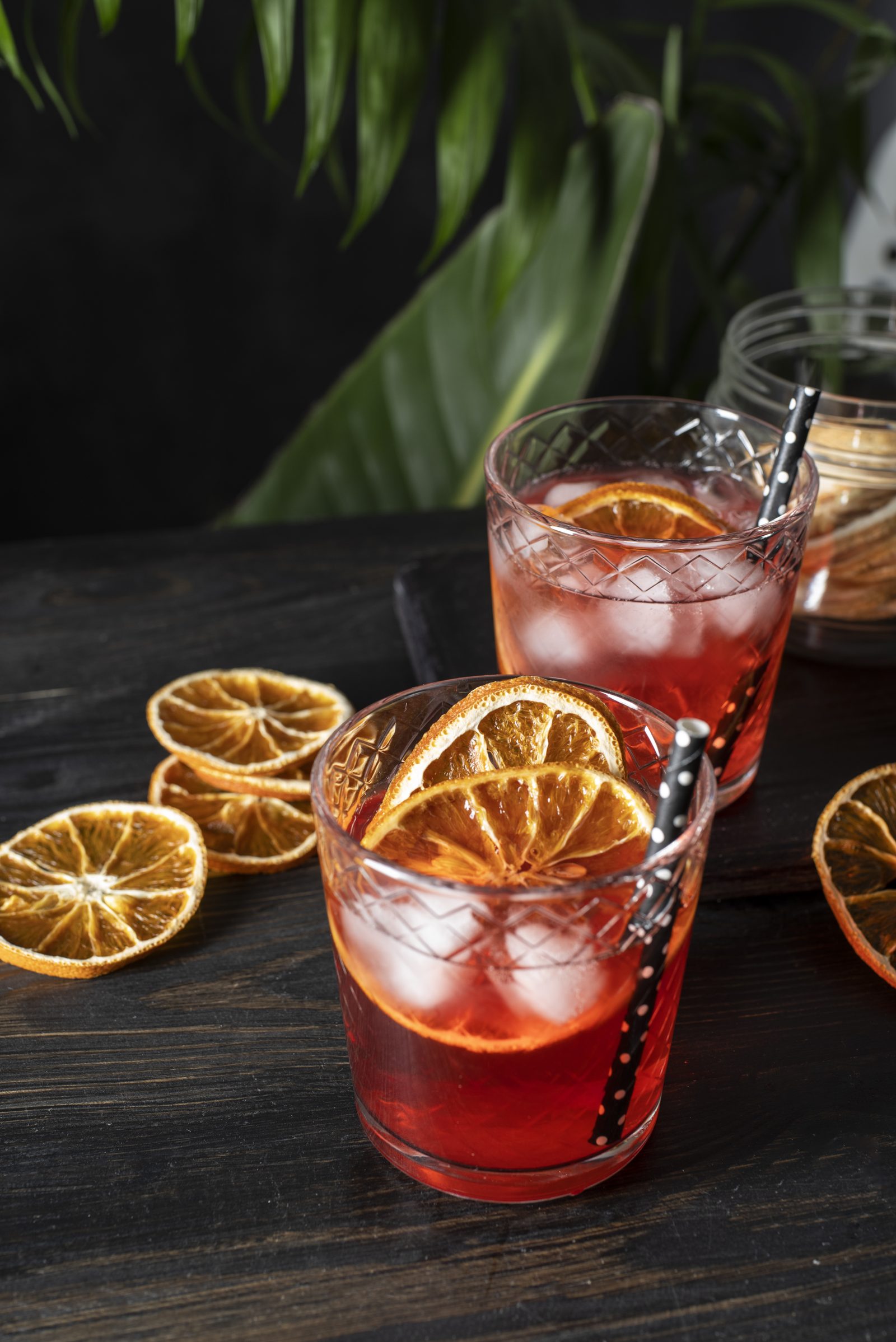Zwei Cocktails mit getrockneten Orangenscheiben