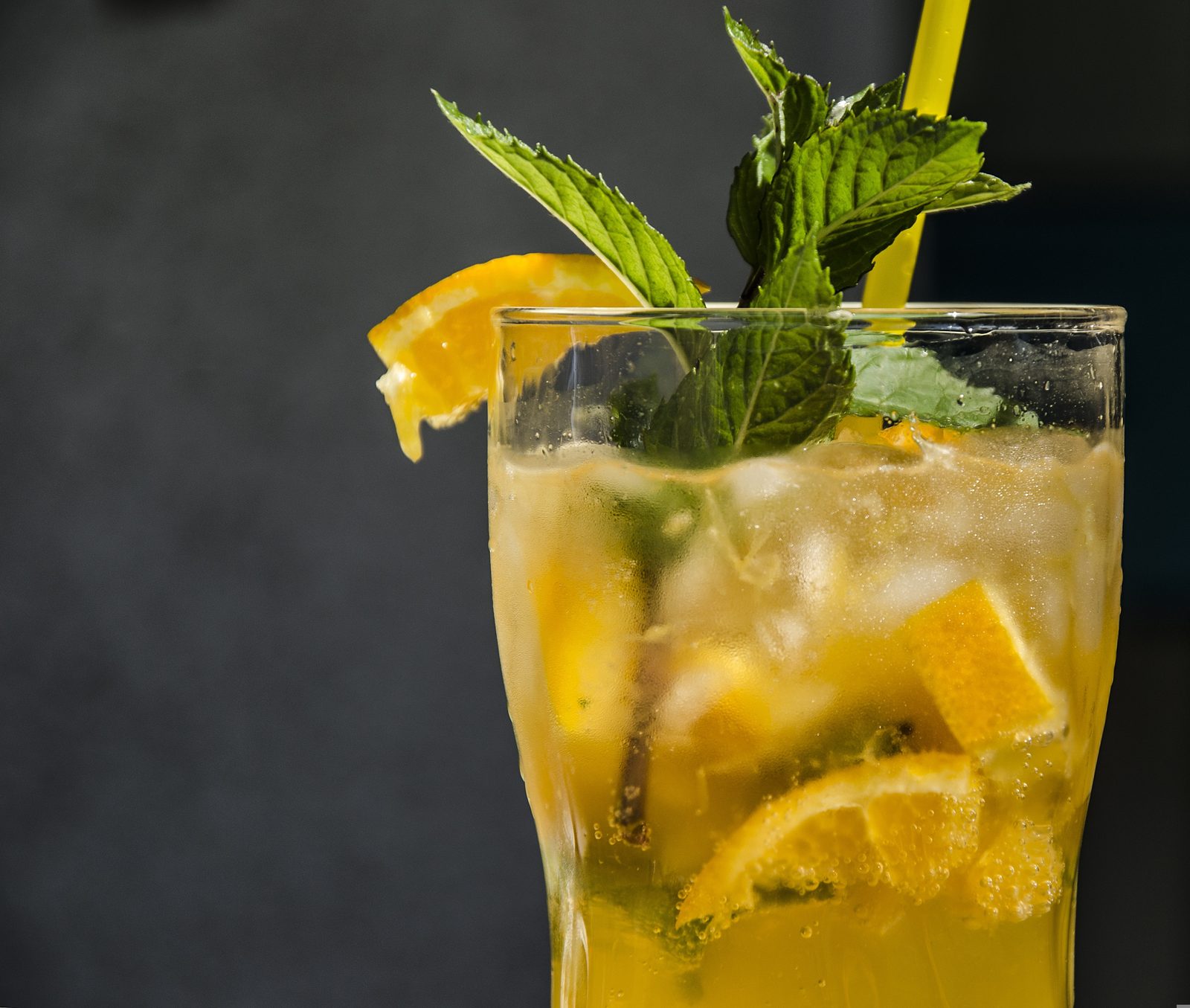 Erfrischender Drink mit Orange und Minze